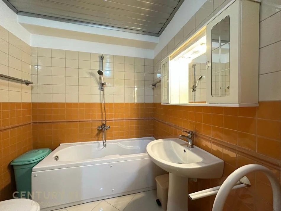 Tirane, jepet me qera apartament 1+1+Ballkon Kati 3, 70 m² 650 € (ish blloku)