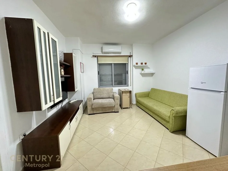 Tirane, jepet me qera apartament 2+1+Ballkon Kati 5, 90 m² 400 € (rruga e qelqit kombinat)