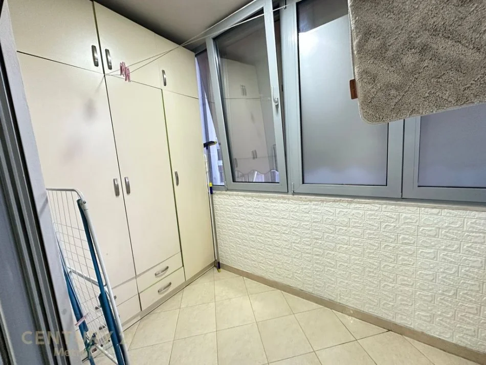 Tirane, jepet me qera apartament 2+1+Ballkon Kati 5, 90 m² 400 € (rruga e qelqit kombinat)