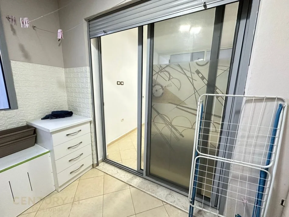 Tirane, jepet me qera apartament 2+1+Ballkon Kati 5, 90 m² 400 € (rruga e qelqit kombinat)