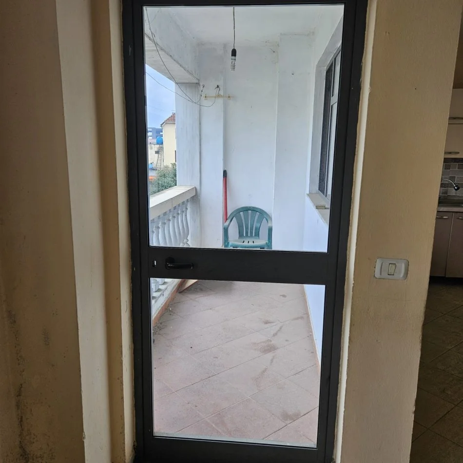 Tirane, shitet apartament 2+1+Ballkon Kati 3, 82 m² 105.000 € (Kthesa e Kamzes)