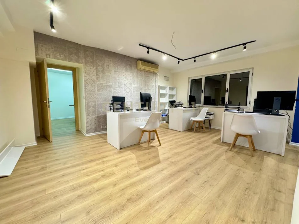Tirane, jepet me qera zyre Kati 1, 110 m² 1.100 € (Qender)