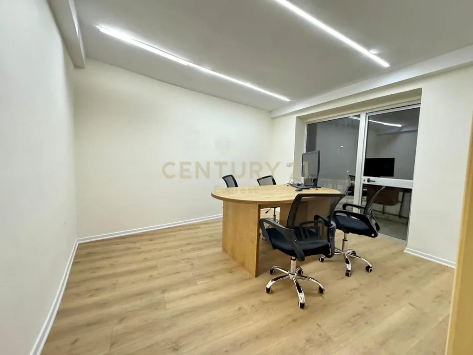 Tirane, jepet me qera zyre Kati 1, 110 m² 1.100 € (Qender)