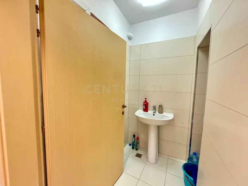 Tirane, jepet me qera zyre Kati 1, 110 m² 1.100 € (Qender)