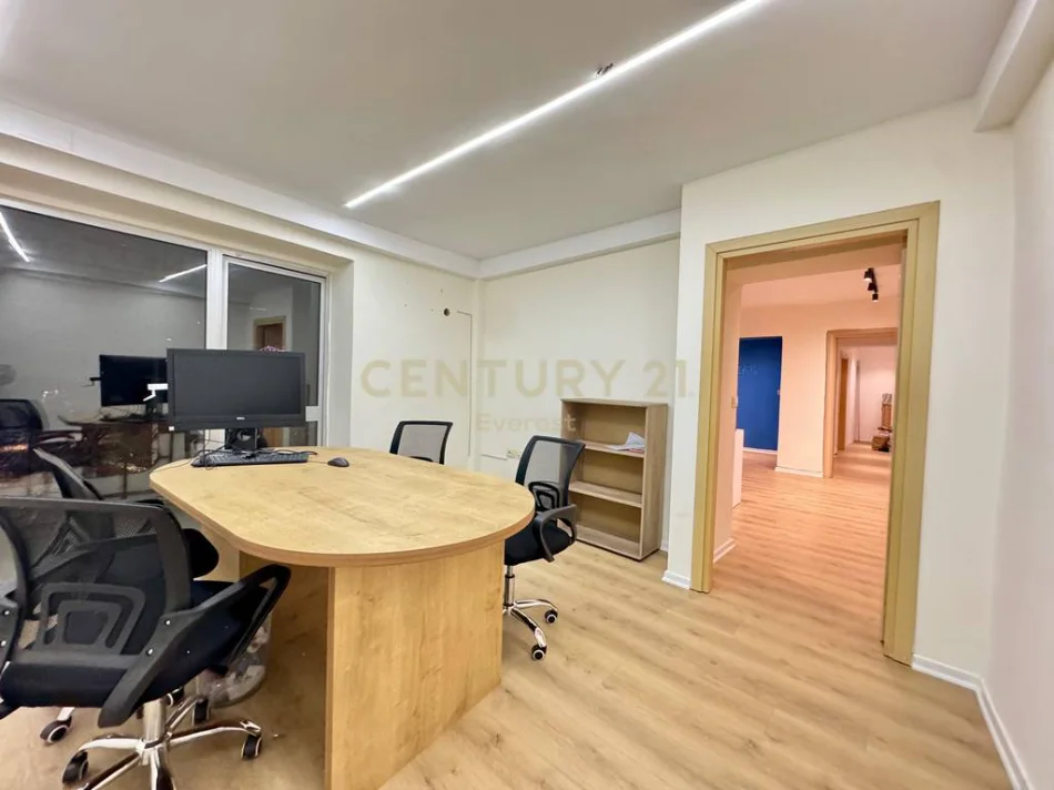 Tirane, jepet me qera zyre Kati 1, 110 m² 1.100 € (Qender)