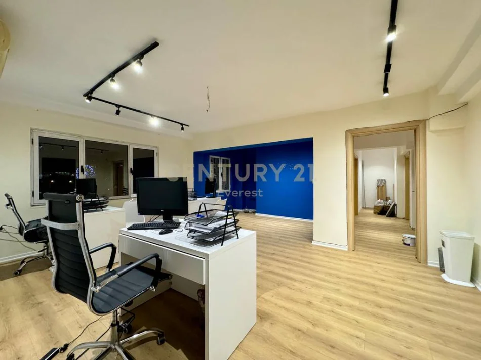 Tirane, jepet me qera zyre Kati 1, 110 m² 1.100 € (Qender)