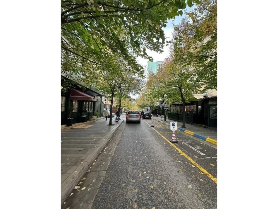 Tirane, jepet me qera ambjent biznesi Kati -1, 40 m² 1.500 € (ish blloku)