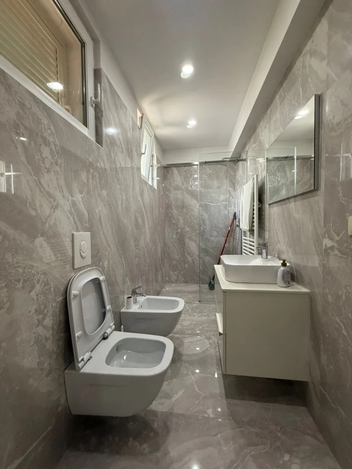 Tirane, jepet me qera apartament duplex 1+1+Ballkon Kati 1, 125 m² 1.400 € (Rezidenca Kodra e Diellit 1)