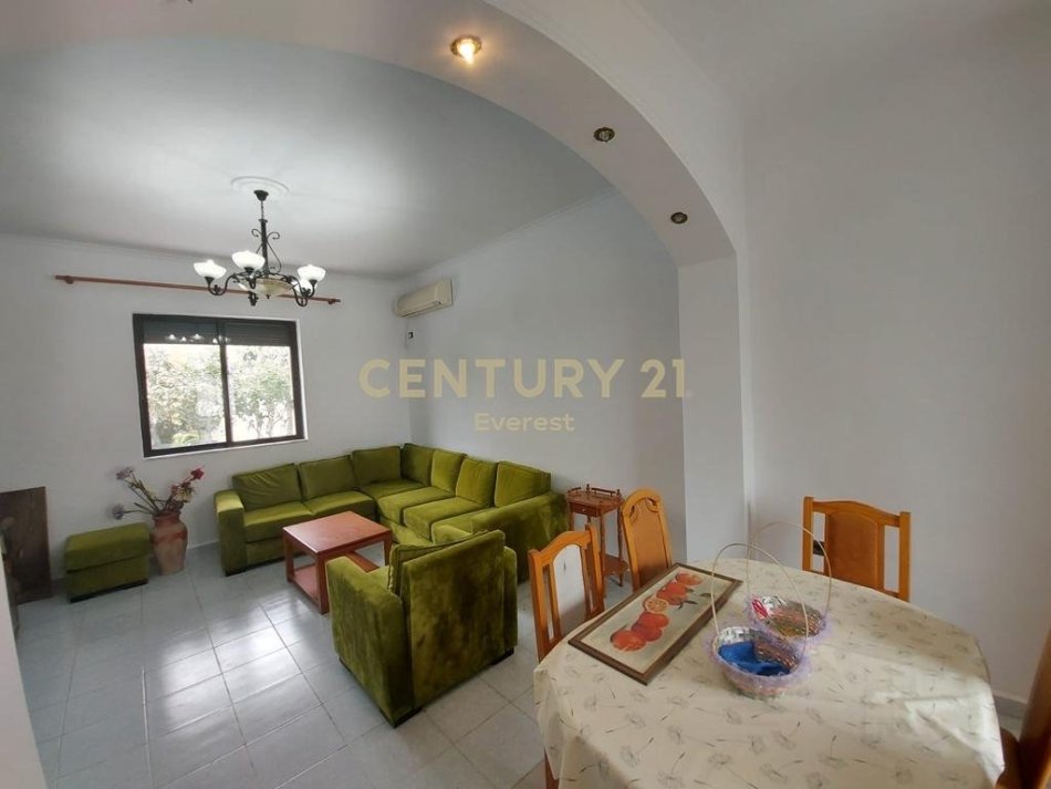 Tirane, jepet me qera apartament 1+1 Kati 1, 150 m² 450 € (Laprake)