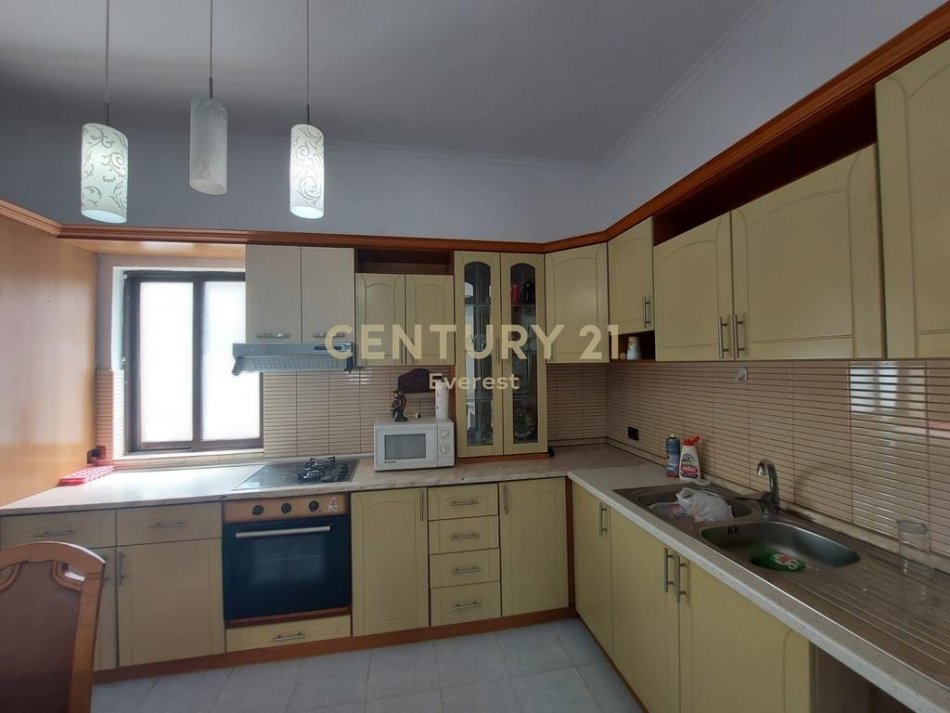 Tirane, jepet me qera apartament 1+1 Kati 1, 150 m² 450 € (Laprake)