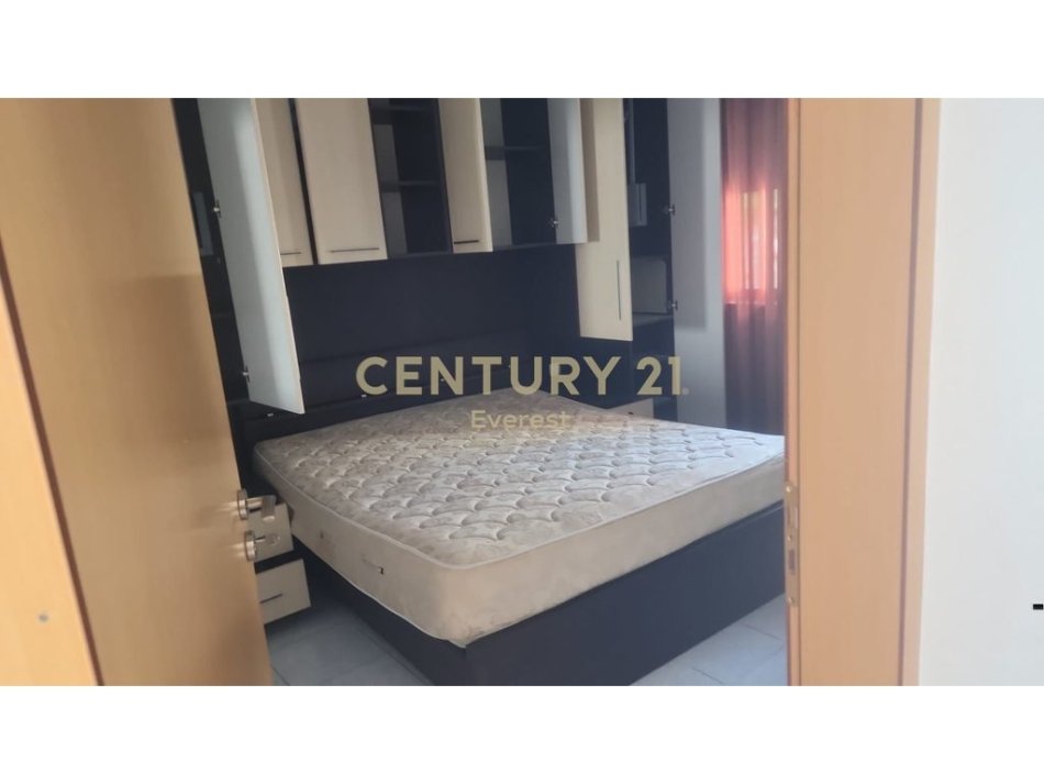 Tirane, jepet me qera apartament 1+1 Kati 1, 150 m² 450 € (Laprake)