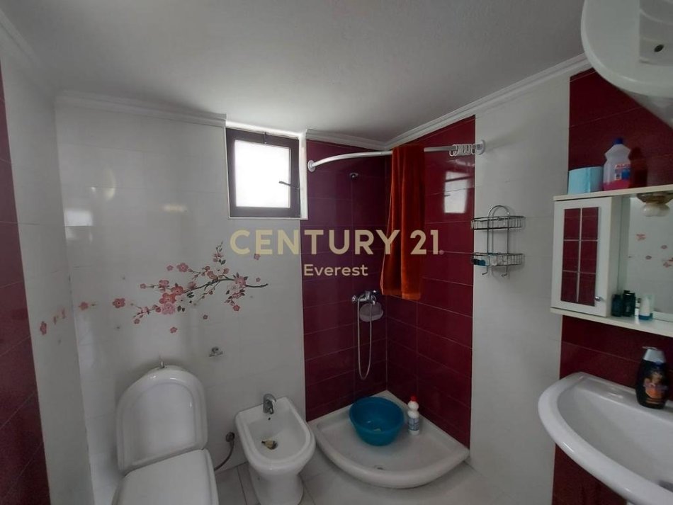 Tirane, jepet me qera apartament 1+1 Kati 1, 150 m² 450 € (Laprake)