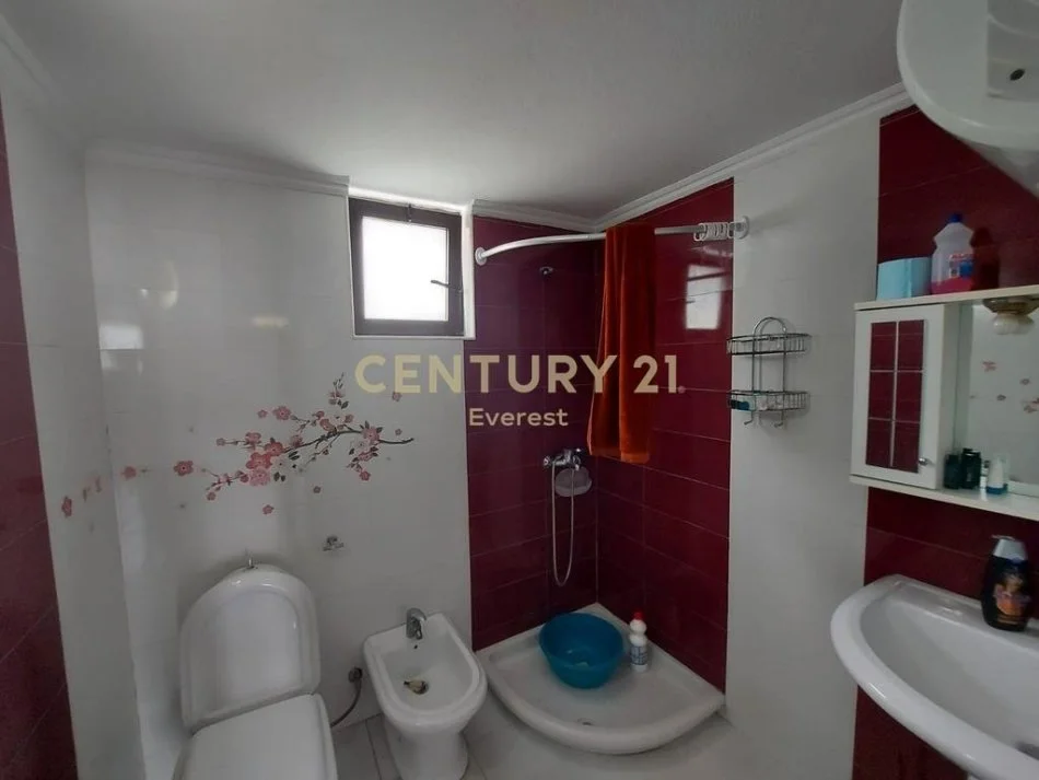 Tirane, jepet me qera apartament 3+1+Ballkon Kati 1, 150 m² 450 € (laprake)