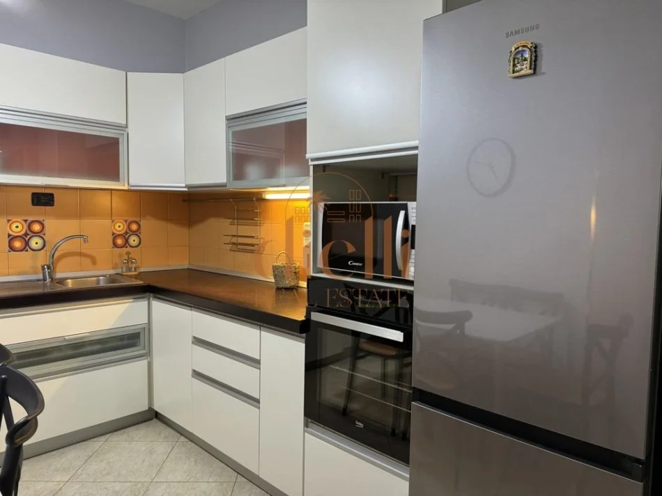 Tirane, jepet me qera apartament 2+1 Kati 3, 113 m² 900 € 