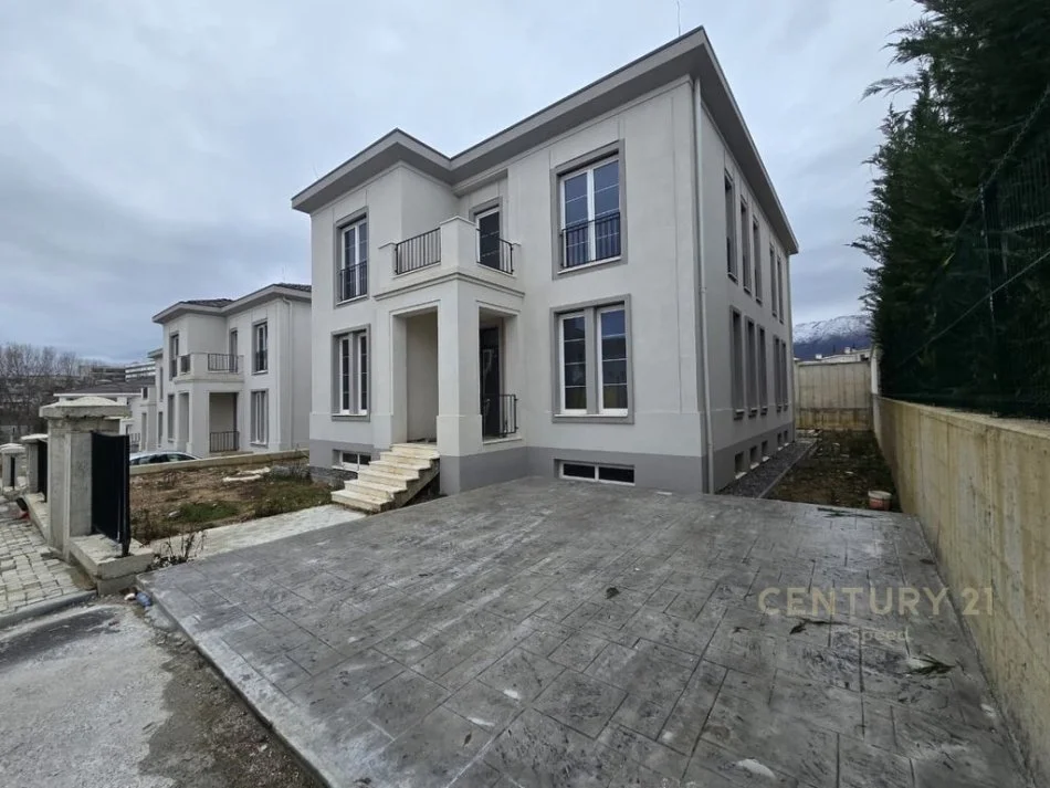 Tirane, shitet Vile 5+1+Ballkon Kati 2, 512 m² (teg)