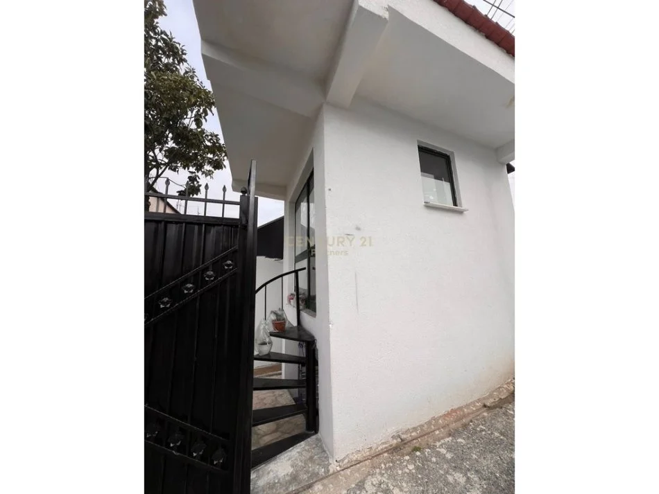 Shqiperi, shitet shtepi 1+1 Kati 1, 96 m² 80.000 € (treshi)
