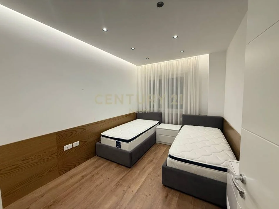 Tirane, jepet me qera apartament 2+1+Ballkon Kati 6, 102 m² 1.300 € (kodra e diellit)