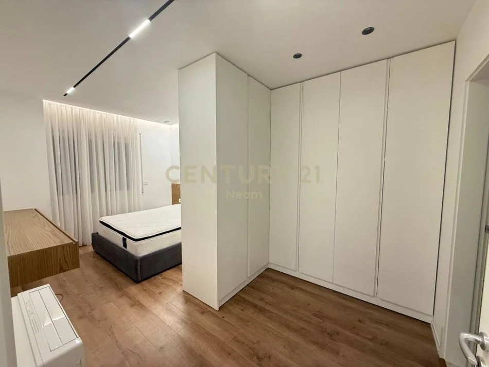 Tirane, jepet me qera apartament 2+1+Ballkon Kati 6, 102 m² 1.300 € (kodra e diellit)