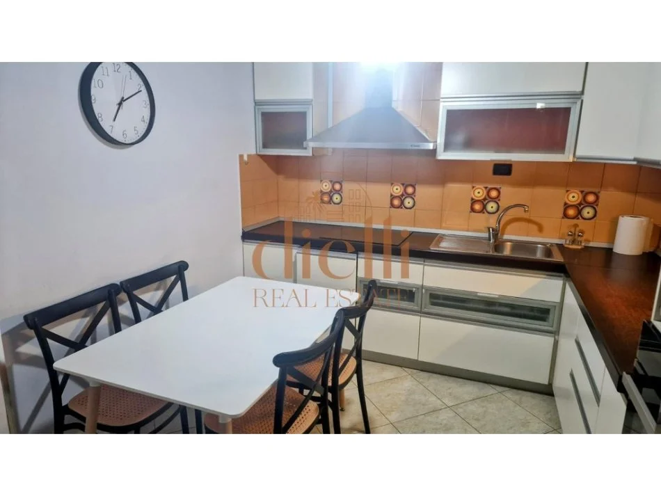 Tirane, jepet me qera apartament 2+1 Kati 3, 113 m² 900 € 