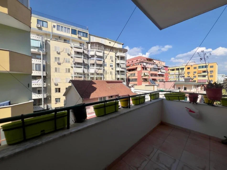 Tirane, jepet me qera apartament 2+1+Ballkon Kati 2, 103 m² 600 € (xhorxh uashington prane mbikalimit kristal center)