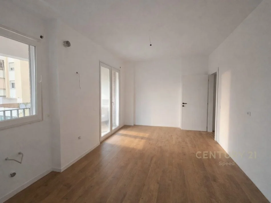 Tirane, jepet me qera zyre Kati 2, 136 m² 1.200 € (pazari i ri)