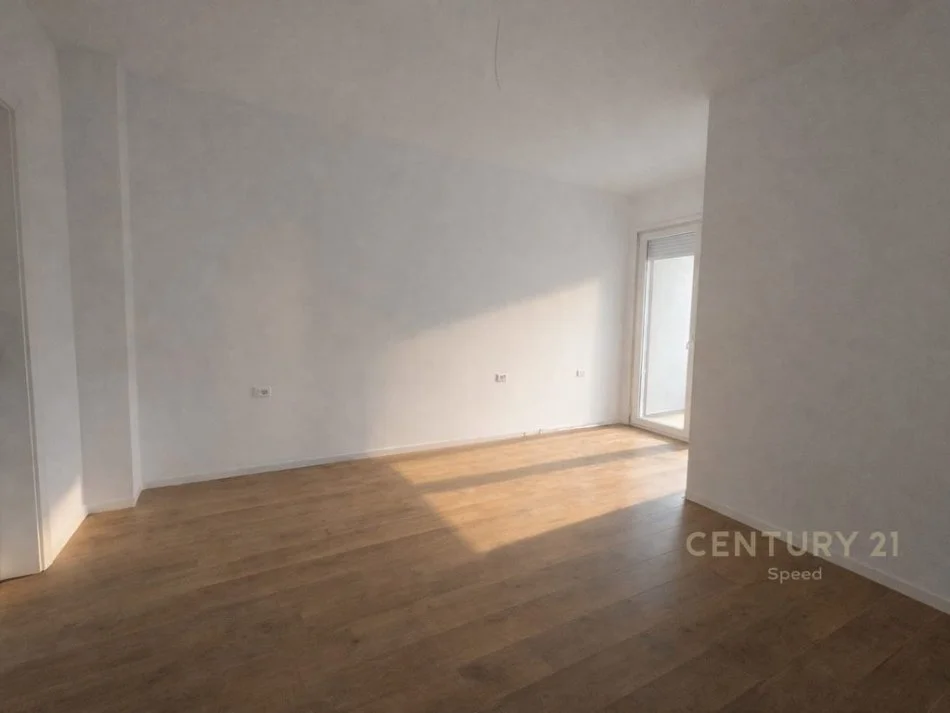 Tirane, jepet me qera zyre Kati 2, 136 m² 1.200 € (pazari i ri)