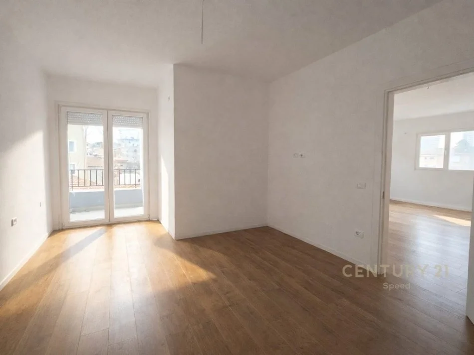 Tirane, jepet me qera zyre Kati 2, 136 m² 1.200 € (pazari i ri)