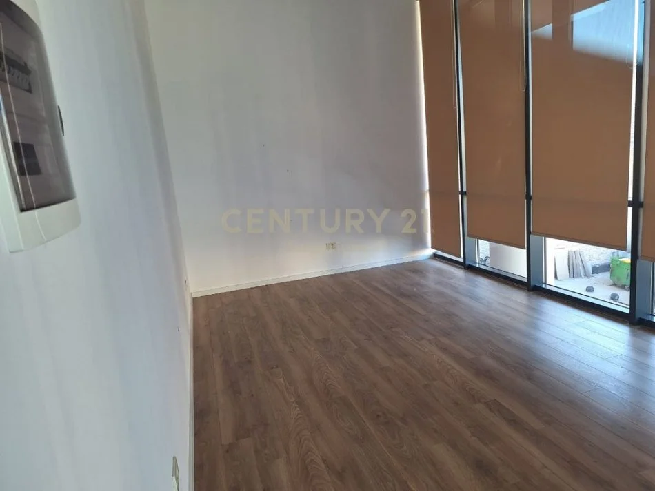 Tirane, jepet me qera ambjent biznesi Kati 1, 21 m² 850 € (mine peza)