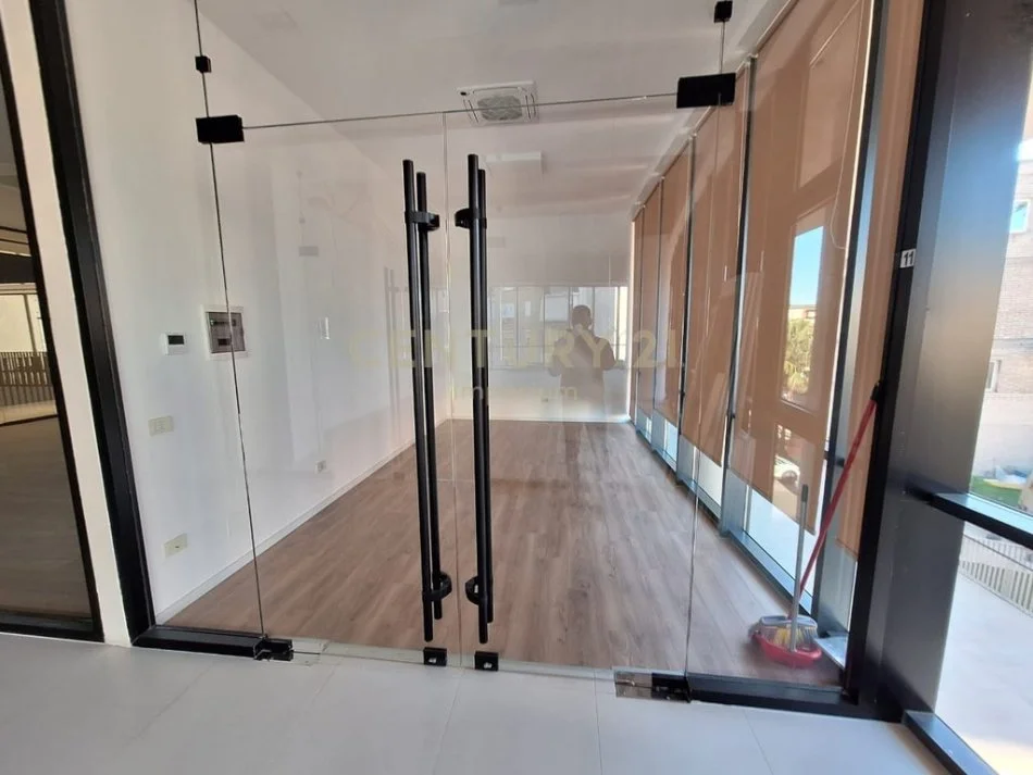 Tirane, jepet me qera ambjent biznesi Kati 1, 21 m² 850 € (mine peza)