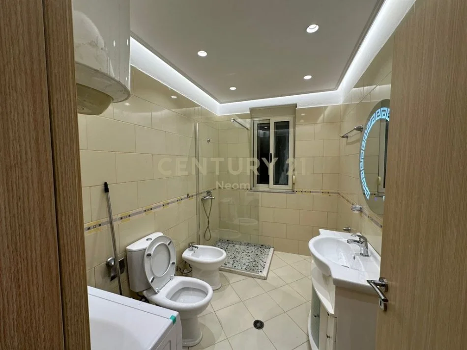 Tirane, jepet me qera apartament 1+1+Ballkon Kati 5, 70 m² 600 € (liqeni i thate)