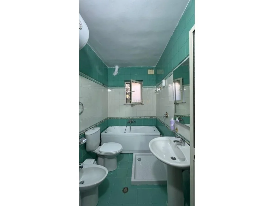 Tirane, jepet me qera apartament 2+1+Ballkon Kati 1, 86 m² 650 € (rruga fortuzi)