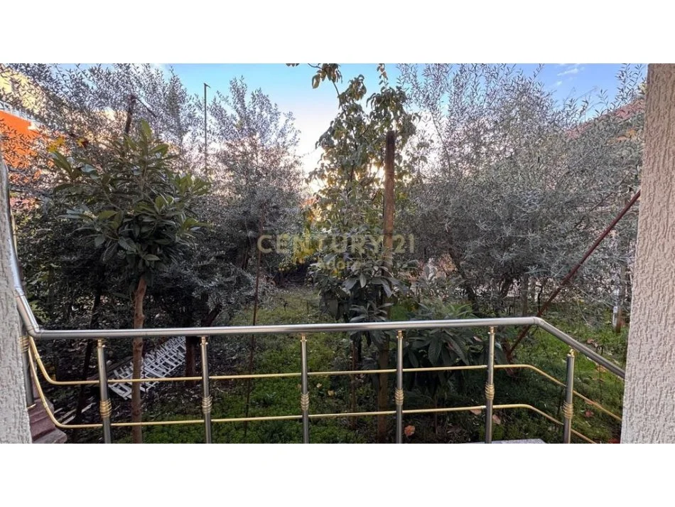 Tirane, jepet me qera apartament 2+1+Ballkon Kati 1, 86 m² 650 € (rruga fortuzi)