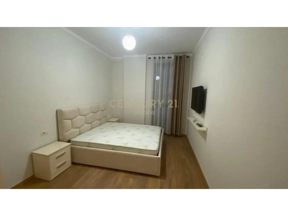 Tirane, jepet me qera apartament 1+1+Ballkon Kati 1, 60 m² 650 € (shkolla e kuqe)