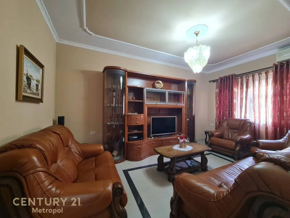 Tirane, jepet me qera apartament 2+1+Ballkon Kati 5, 58 m² 700 € (rruga e durresit)