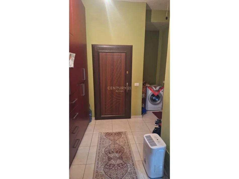Tirane, shitet apartament 1+1+Ballkon Kati 2, 72 m² 115.000 € (boulevard kashar, bar santana)