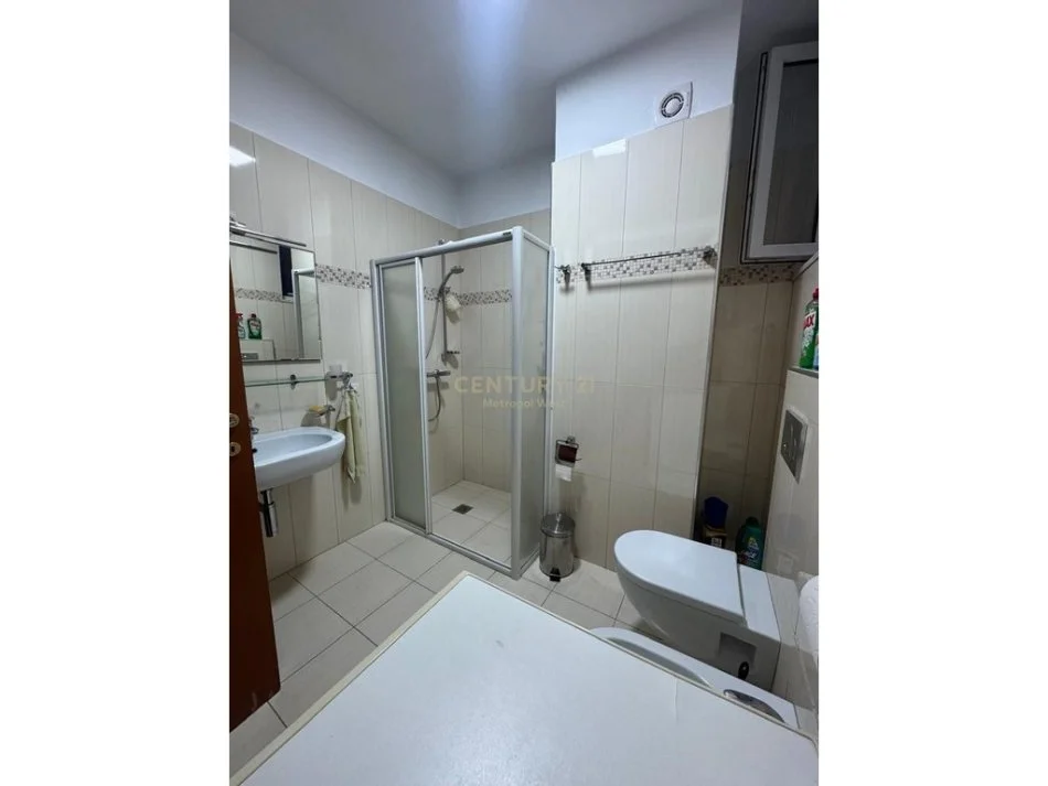 Tirane, jepet me qera apartament 2+1+Ballkon Kati 6, 114 m² 800 € (Atsh prane Pazarit te Ri)
