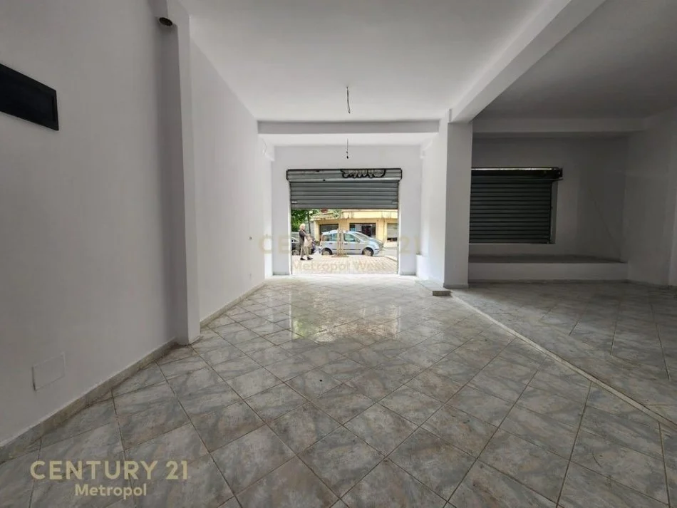Tirane, jepet me qera ambjent biznesi Kati 0, 83 m² 900 € (komuna e parisit)