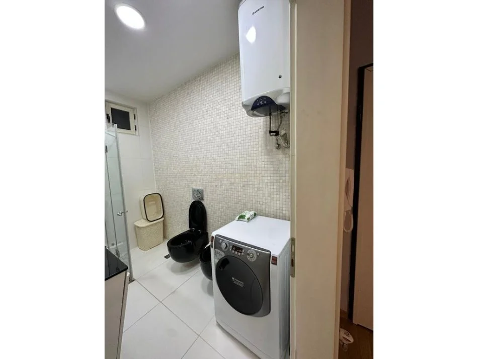 Tirane, jepet me qera apartament 2+1+Ballkon Kati 4, 90 m² 620 € (tek rrethi)