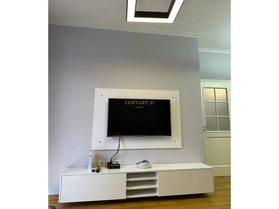 Tirane, jepet me qera apartament 2+1+Ballkon Kati 4, 90 m² 620 € (tek rrethi)