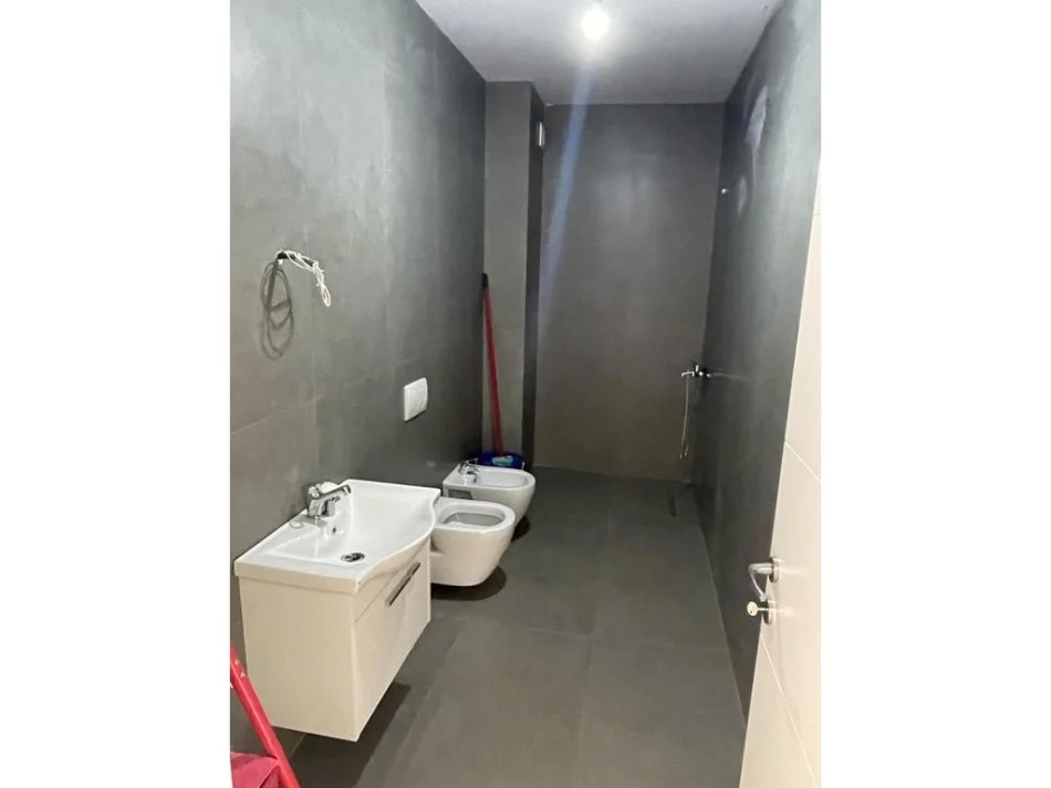 Tirane, shitet apartament 1+1+Ballkon Kati 8, 82 m² 180.000 € (5 maji)