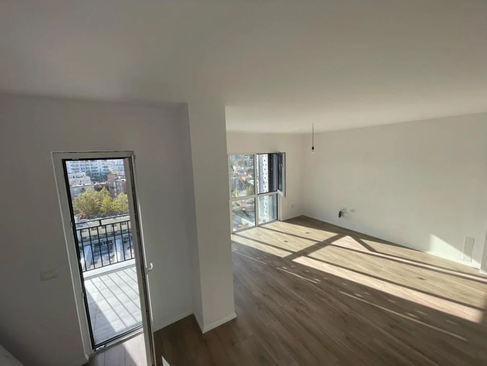 Tirane, shitet apartament 1+1+Ballkon Kati 8, 82 m² 180.000 € (5 maji)