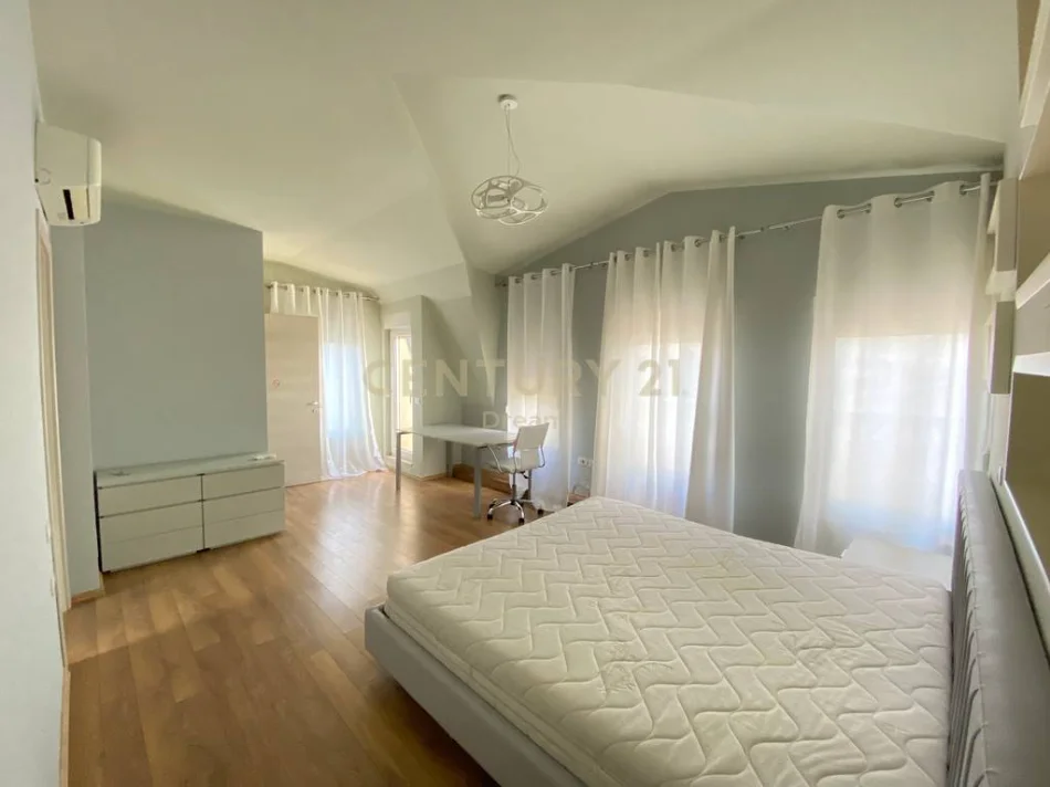 Tirane, jepet me qera Vile 3+1+Aneks+Ballkon Kati 3, 260 m² 2.500 € (Kompleksi White House TEG)