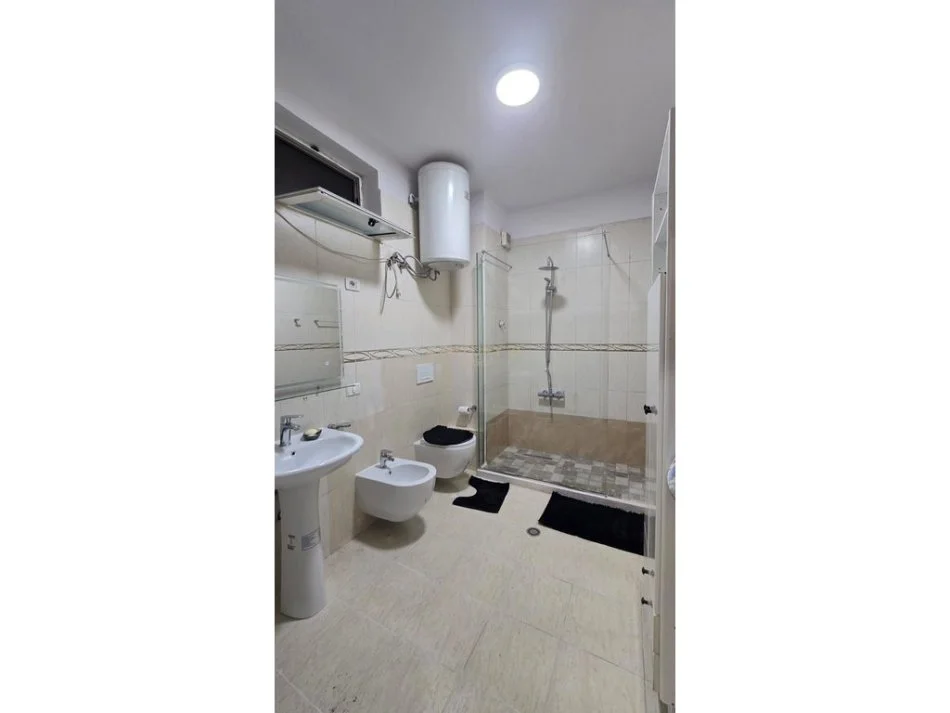 Tirane, jepet me qera apartament 1+1 Kati 5, 90 m² 700 € 