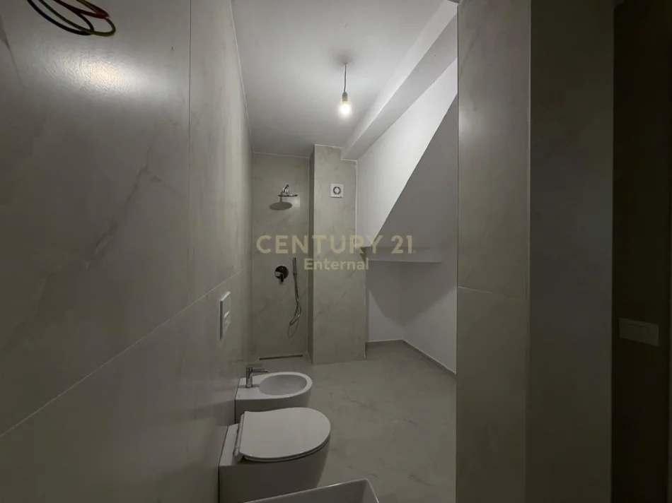 Tirane, shitet Vile 4+1 Kati 1, 197 m² 380.000 € 