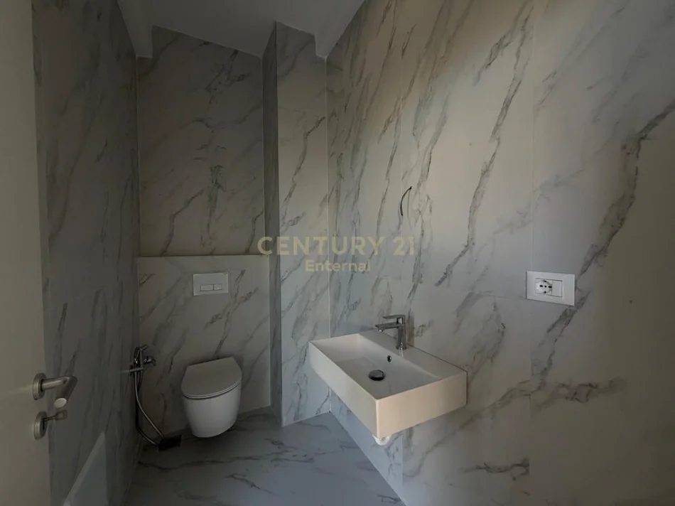 Tirane, shitet Vile 4+1 Kati 1, 197 m² 380.000 € 