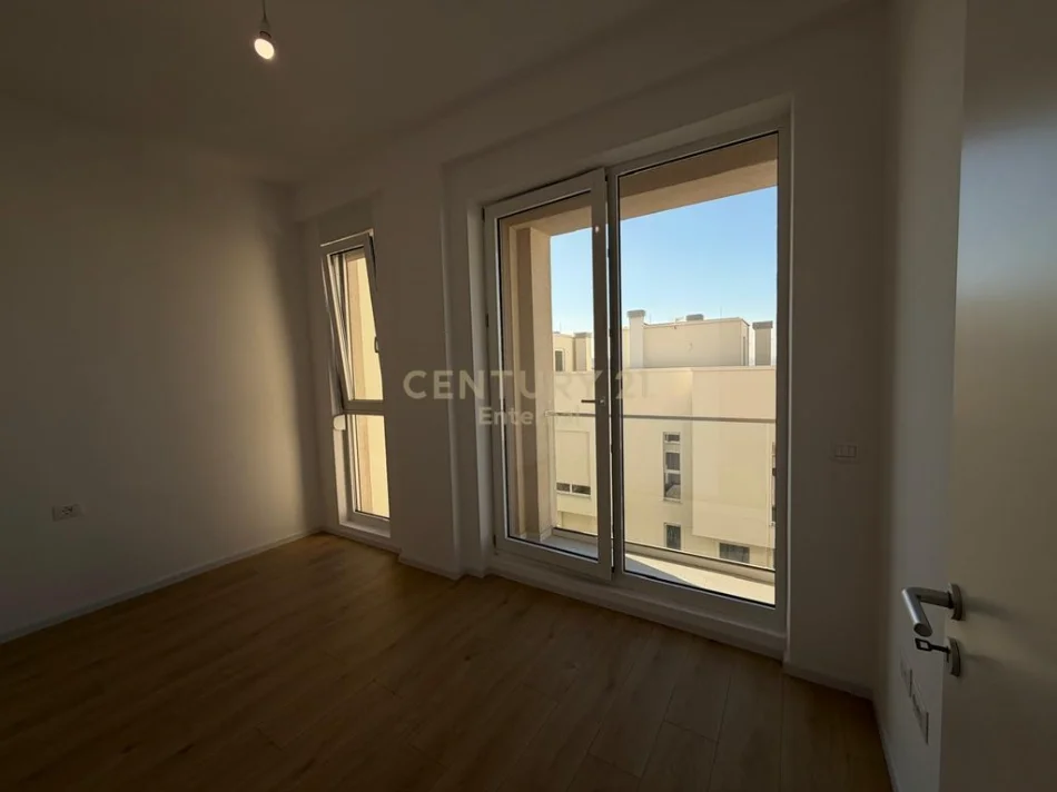 Tirane, shitet Vile 4+1 Kati 1, 197 m² 380.000 € 