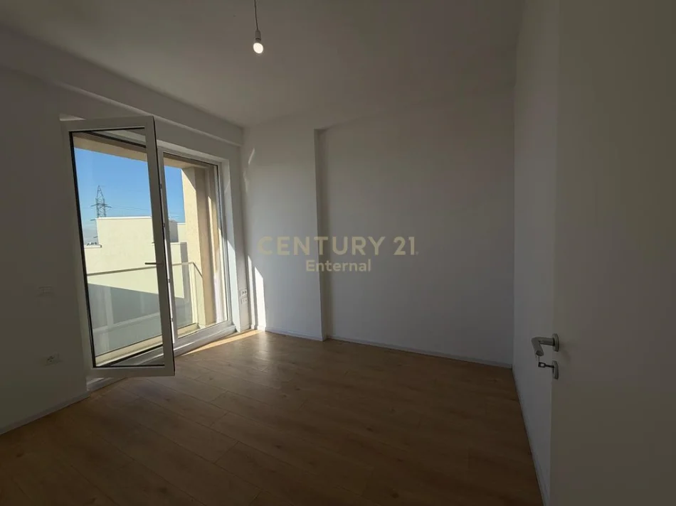 Tirane, shitet Vile 4+1 Kati 1, 197 m² 380.000 € 