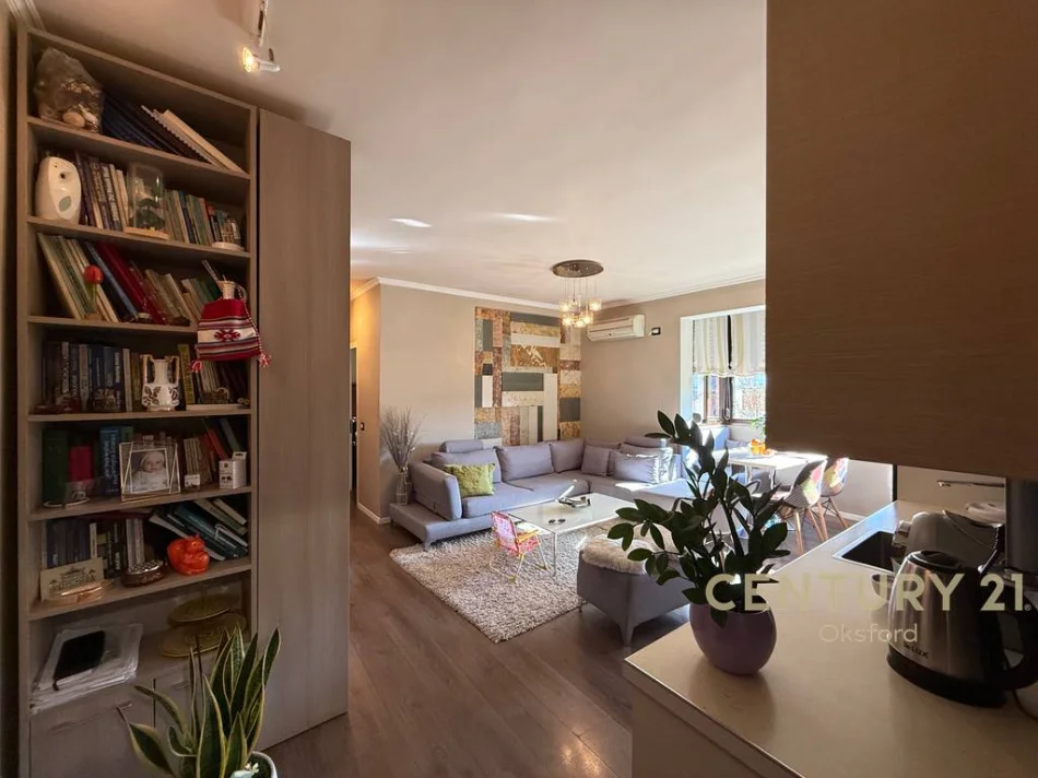 Tirane, shitet apartament 2+1+Ballkon Kati 9, 80 m² 165.000 € (oish fusha aviacionit)