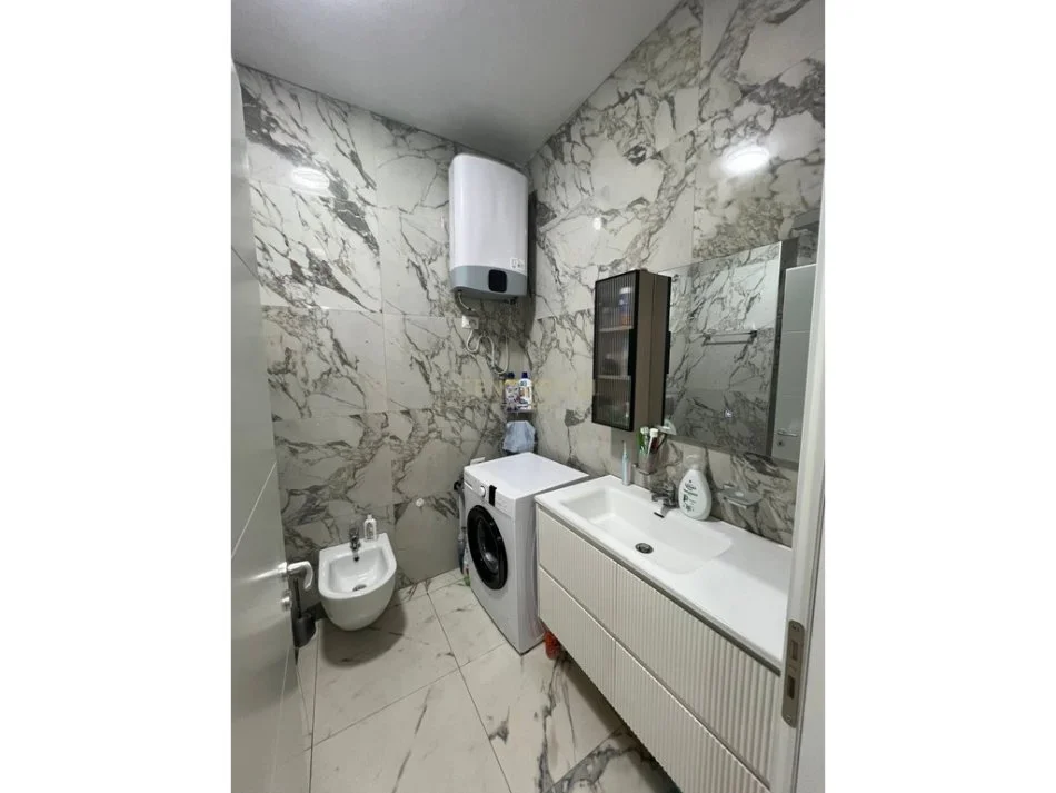 Tirane, jepet me qera apartament 1+1+Ballkon Kati 4, 68 m² 650 € 