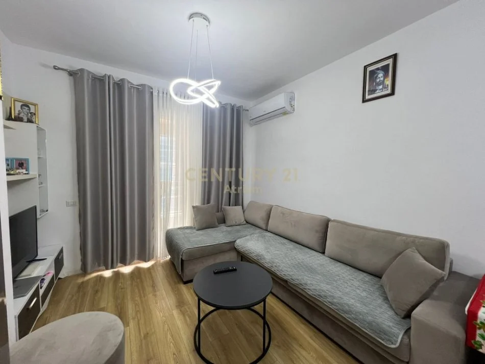 Tirane, jepet me qera apartament 1+1+Ballkon Kati 4, 68 m² 650 € 
